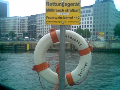 Schild mit Rettungsgerät am Spreeufer nahe dem S-Bahnhof Friedrichstraße